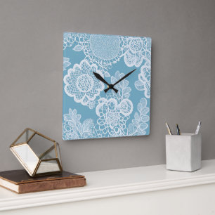 Horloge Carrée Broderie bleu bébé art IA