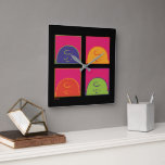 Horloge Carrée cacahuètes | Art Pop moderne C'est Charlie Brown<br><div class="desc">Découvrez ce style pop art coloré Peanuts design avec Charlie Brown.</div>