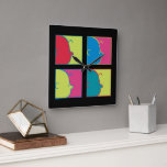Horloge Carrée cacahuètes | Pop Art Charlie Brown<br><div class="desc">Découvrez ce style pop art coloré Peanuts design avec Charlie Brown.</div>