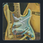 Horloge Carrée cadeau d'anniversaire guitariste vintage<br><div class="desc">Cette oeuvre de guitare vintage est adaptée aux joueurs de guitare qui aiment jouer de la guitare. elle peut être offerte en cadeau à un petit ami, une petite amie, ou un papa pour un anniversaire, une fête des pères ou une Saint-Valentin. Le design rétro présente un cadeau d'anniversaire de...</div>