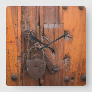 Horloge Carrée Cadenas sur une porte en bois