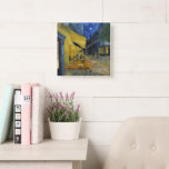 Horloge Carrée Café Terrasse par Vincent Van Gogh<br><div class="desc">Cette peinture d'une vue extérieure colorée est une oeuvre pittoresque, la vision d'un spectateur détendu qui aime le charme de son environnement sans aucune inquiétude. Il rappelle l'humeur de Van Gogh lorsqu'il écrivait que "la nuit est plus vivante et plus colorée que le jour." Le jaune du café joue contre...</div>