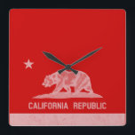 Horloge Carrée California Republic (Blanc)<br><div class="desc">Le drapeau de l'Ours est le drapeau officiel de l'État de Californie. Le précurseur du drapeau a été hissé pour la première fois lors de la révolte du drapeau de l'Ours en 1846 et était également connu sous le nom de drapeau de l'Ours.</div>
