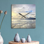 Horloge Carrée Californie Pismo Beach Dramatique nuage coucher de<br><div class="desc">Ce spectaculaire paysage de plage de Pismo Beach, en Californie, immaculé, immaculé et sablonneux, pris près du coucher du soleil, respire la tranquillité et la solitude. Ici, vous trouverez les surfeurs qui attendent la vague parfaite ainsi que les petits oiseaux qui cherchent leur snack du soir. Rappelez-vous les souvenirs de...</div>
