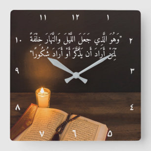 Horloge Carrée Candle and Quran with bead in dark room