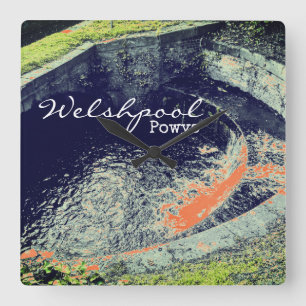 Horloge Carrée Cascade et piscine orange à Welshpool, Powys