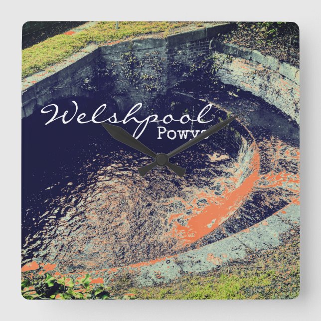 Horloge Carrée Cascade et piscine orange à Welshpool, Powys (Recto)