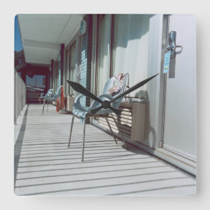Horloge Carrée Chaises en dehors des chambres d'hôtel de plage
