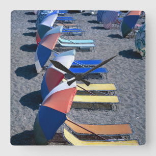 Horloge Carrée Chaises vides sur la plage