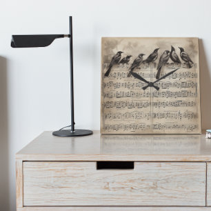 Horloge Carrée chant d'oiseaux assis sur une composition musicale