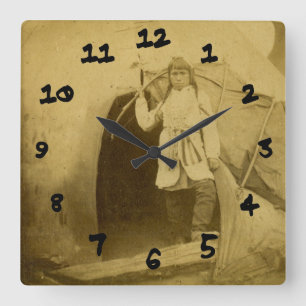 Horloge Carrée Chasseur de Sioux avec l'arc par le pipi de pièce