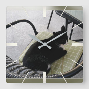 Horloge Carrée Chat noir sur une terrasse