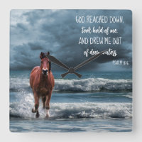 Cheval sur la plage Dieu inspirant atteint vers le