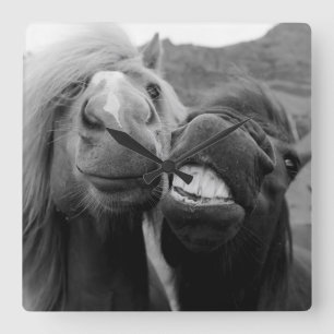 Horloge Carrée Chevaux de sourire des images   de Getty