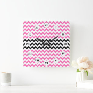 Horloge Carrée Chevron rose et noir par Shirley Taylor
