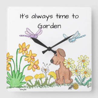Horloge Carrée Chien dans un jardin de fleurs
