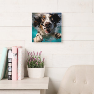 Horloge Carrée Chien Excité Nageant Sous L'eau Design
