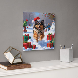 Horloge Carrée Chien Keeshond courant dans la neige avec un chape