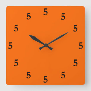 Horloge Carrée Cinq heures noires quelque part sur orange