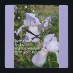 Horloge Carrée Citation inspirante immobile et silencieuse Iris v<br><div class="desc">Conception de citation inspirante immobile et silencieuse Iris violet. Une conception glorieuse pour compléter tout décor,  tirée de mes propres écrits. Conçue à partir de mes peintures aquarelles originales,  que j'ai peintes dans mon propre jardin de fleurs.</div>