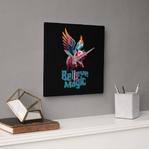 Horloge Carrée Cochon mignon avec ailes colorées   Croire en la m