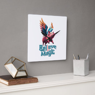 Horloge Carrée Cochon mignon avec ailes colorées Croire en la m