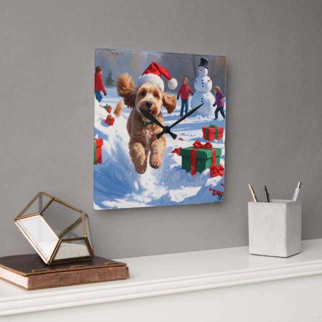 Horloge Carrée Cockapoo courant dans la neige avec un chapeau de  (Bureau)