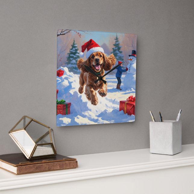 Horloge Carrée Cocker Spaniel courant dans la neige avec un chape (Bureau)