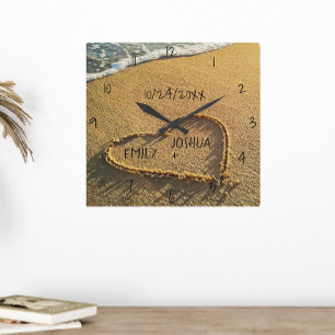 Horloge Carrée Cœur dans le rivage de la plage vue sur l'océan tr