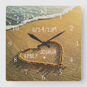 Horloge Carrée Cœur dans le rivage de la plage vue sur l'océan tr