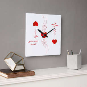 Horloge Carrée Cœur Minimaliste et Mug Amour aux Mains – Romantiq