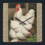 Horloge Carrée Coq & Hen à l'extérieur Hen House avec frontière b<br><div class="desc">Un imprimé d'art rustique présentant un coq vigoureux et une poule dans une maison de poules. La bordure foncée ecru est motif est constituée d'éléments en spirale. Ce tirage serait un grand ajout à une décoration de maison de campagne rurale.</div>