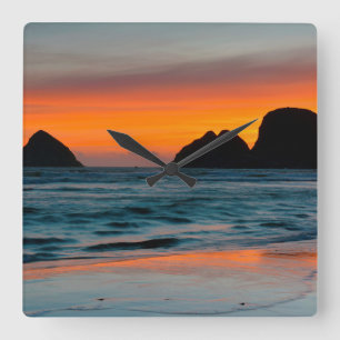 Horloge Carrée Coucher de soleil, piles de mer, Oceanside, Oregon