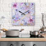 Horloge Carrée Couleur Vintage d'eau violette violette<br><div class="desc">Des chiffres gras, blancs faciles à lire, accompagnés de fleurs d'aquarelle blanches, violettes et bleues, superposent le script blanc sur un magnifique arrière - plan bleu pourpre, à permule molle, veiné d'or. Enrichissez votre chambre préférée avec cette horloge élégante et chic. Vous avez le choix entre une horloge ronde ou...</div>