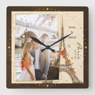 Horloge Carrée Couple romantique s'étreignant près de la tour eif