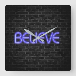 Horloge Carrée Croire le texte dans l'éclairage néon sur brique