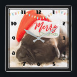 Horloge Carrée Cute Pug à Red Santa Hat Merry Christmas<br><div class="desc">A clock with an adorable photo of a pug puppy sleeping while wearing a red santa . Merry Christmas s'est défilé sur la bande des his,  dans a trendy handwritten font,  dans les solive colors red and green. Christmas lights string across the top creates additional seasonal holiday flair.</div>
