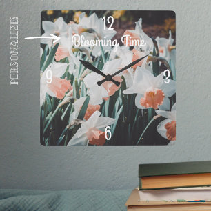 Horloge Carrée Daffodiles d'orange blanc dans le jardin de printe