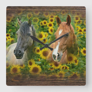 Horloge Carrée De beaux chevaux dans le champ de tournesols