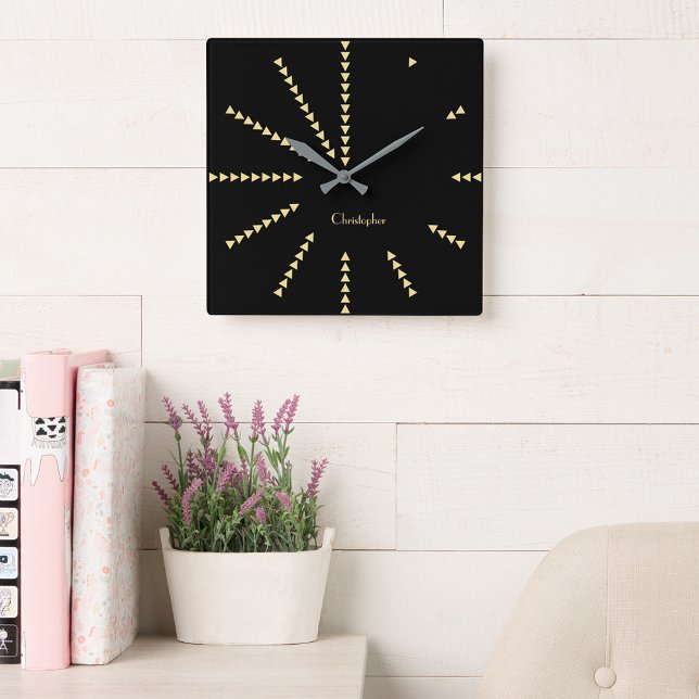 Horloge Carrée Décor Classique moderne Noir Faux Or Personnalisé  (Modern Classy Decor Black Faux Gold Custom Name Square Wall Clock)