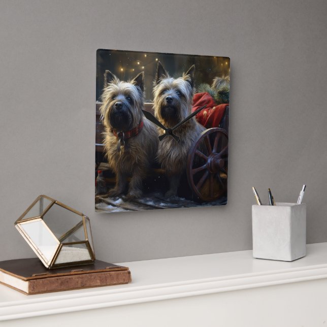 Horloge Carrée Décor de Noël de Cairn Terrier Snowy Sleigh (Bureau)