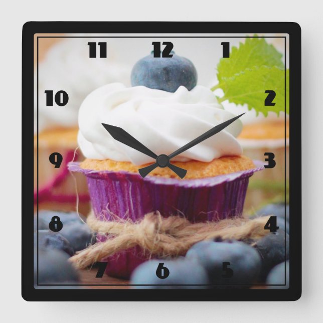 Horloge Carrée Delicious Blueberry Cupcake with Whipped Cream (Recto)