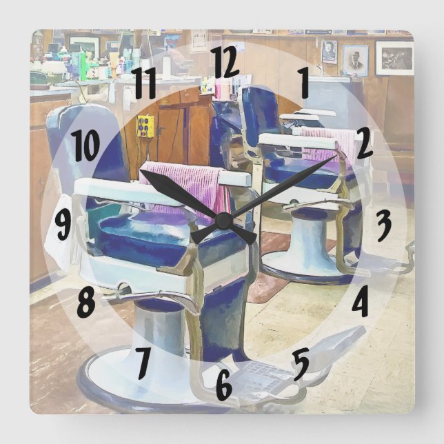 Horloge Carrée Deux Chaises En Barbier Avec Capuchons En Barbre R (Recto)