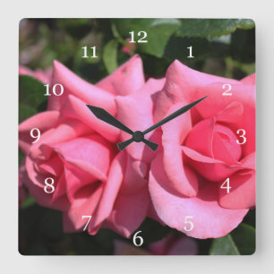 Horloge Carrée deux fleurs de rose rose chaud parfait. amour