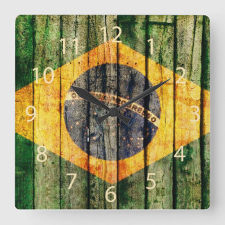 Horloge Carrée Drapeau brésilien Grunge sur arrière - plan en boi