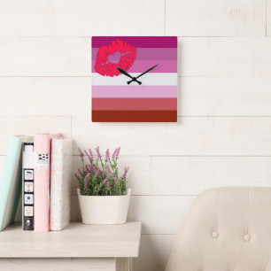 Horloge Carrée Drapeau de fierté lesbienne au rouge à lèvres Slip