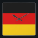 Horloge Carrée Drapeau de l'Allemagne - Deutschland<br><div class="desc">Le drapeau de l'Allemagne ou Deutschland est un tricolore composé de trois bandes horizontales égales affichant les couleurs nationales de l'Allemagne noir,  rouge et or. #allemagne #allemagne #deutschland #berlin #patriotique #drapeau</div>