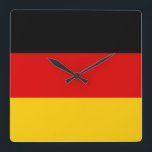 Horloge Carrée Drapeau de l'Allemagne - Deutschland<br><div class="desc">Le drapeau de l'Allemagne ou Deutschland est un tricolore composé de trois bandes horizontales égales affichant les couleurs nationales de l'Allemagne noir,  rouge et or. #allemagne #allemagne #deutschland #berlin #patriotique #drapeau</div>