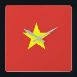 Horloge Carrée Drapeau du Vietnam<br><div class="desc">Le drapeau vietnamien est une étoile sur un champ. Les couleurs utilisées dans le drapeau sont le rouge et le jaune. La proportion du drapeau vietnamien est de 2:3. Le drapeau du Vietnam a été adopté en 1945.</div>