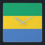 Horloge Carrée Drapeau Gabon<br><div class="desc">Le drapeau gabonais est un tribande horizontal. Les couleurs utilisées dans le drapeau sont le bleu,  le vert,  le jaune. La proportion du drapeau gabonais est de 3:4. Le drapeau du Gabon a été adopté en 1960.</div>